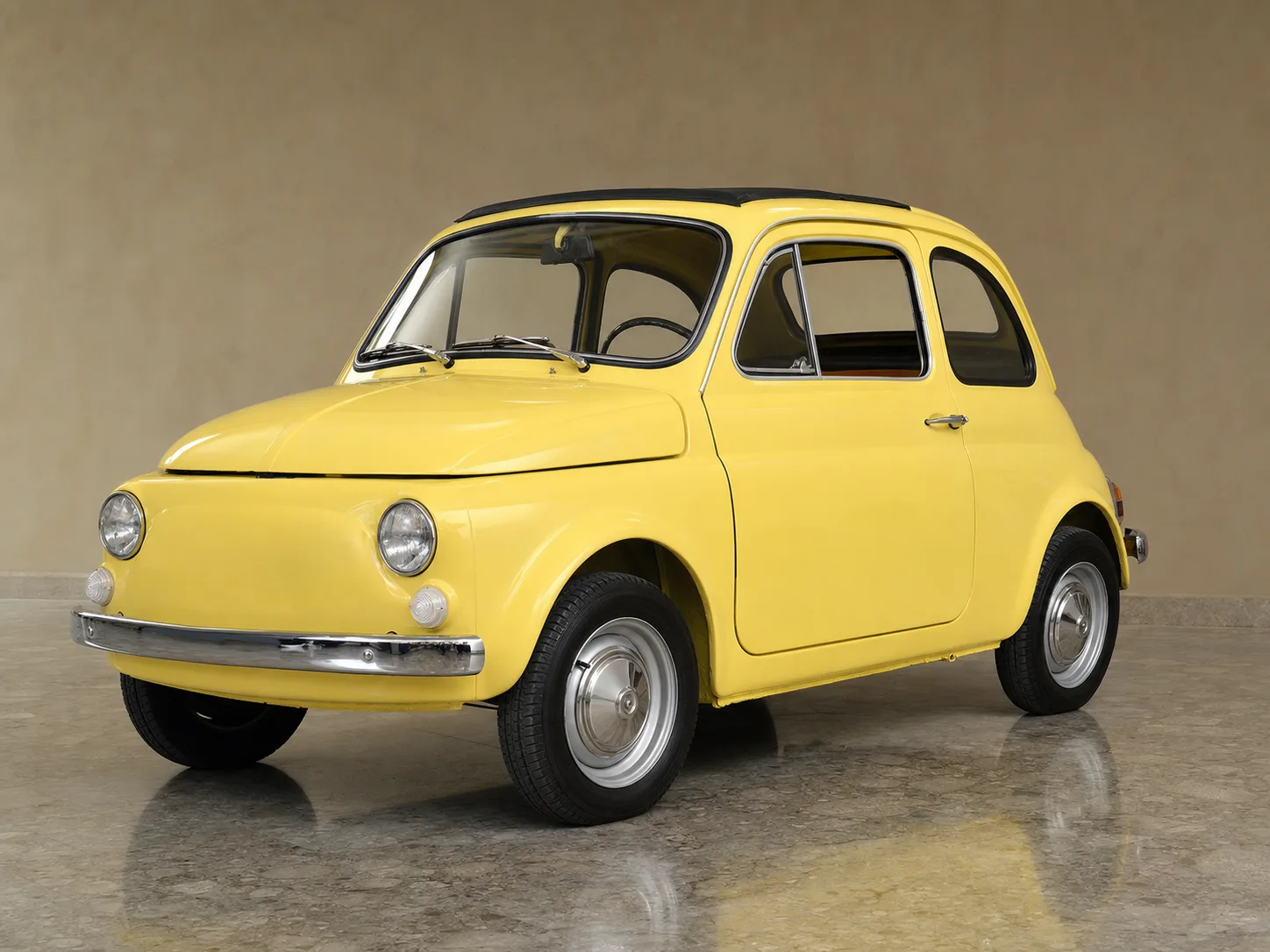 Fiat 500 Fの雰囲気に合わせた黄色のクラシックコンパクトカー