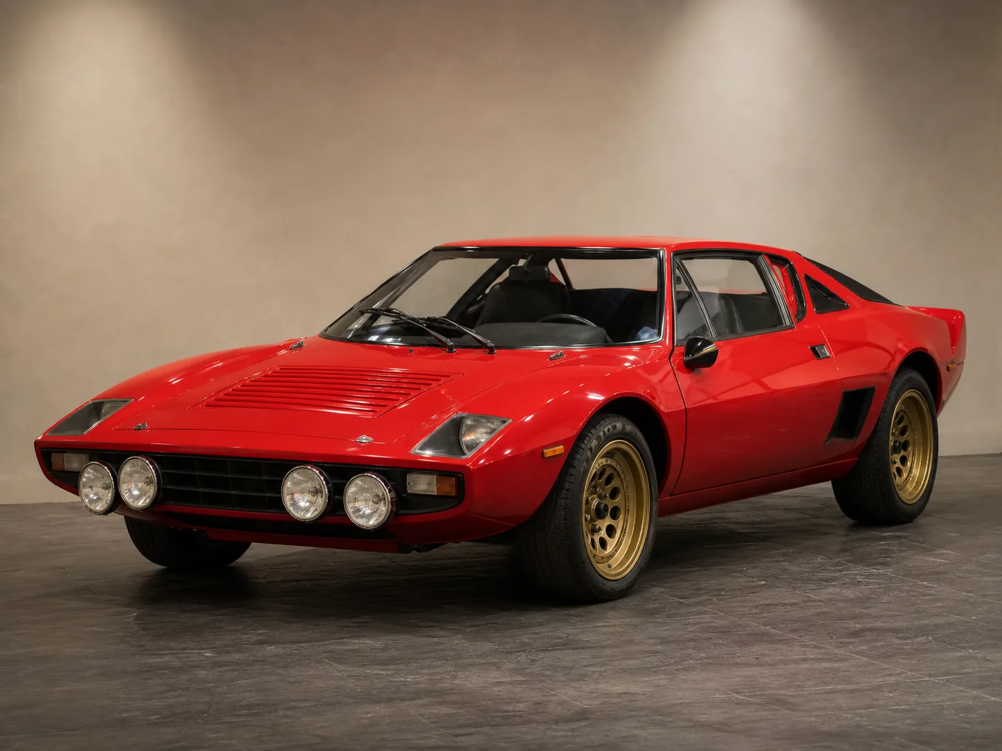 Lancia Stratos HF Stradaleの雰囲気に合わせた赤いクラシックラリーカー